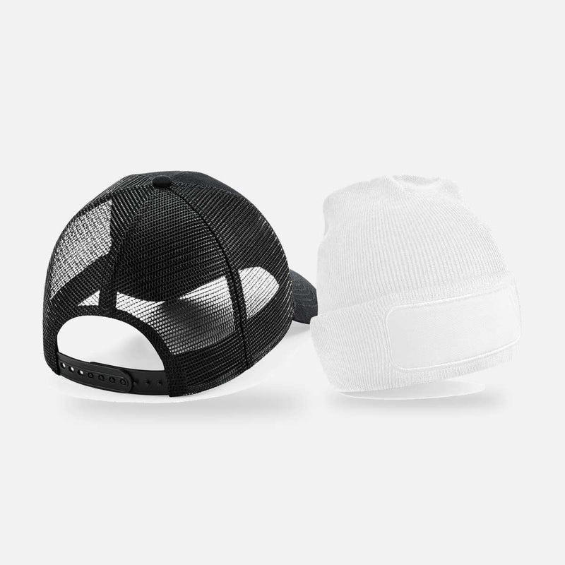 Petten en mutsen om te bedrukken: zwarte truckerpet en witte beanie met patch