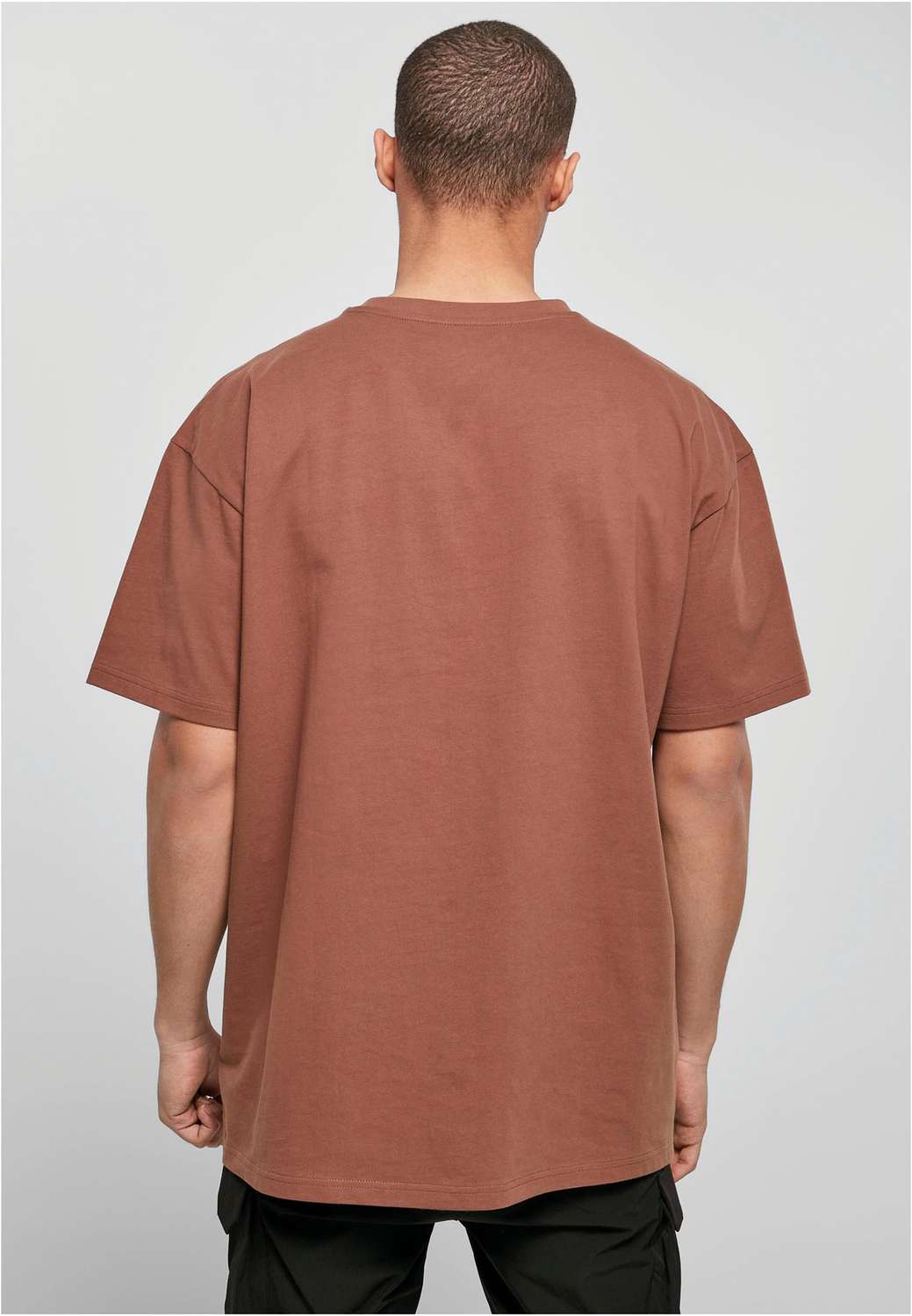 Build Your Brand BY102 Oversized T-Shirt gedragen door model – achterkant