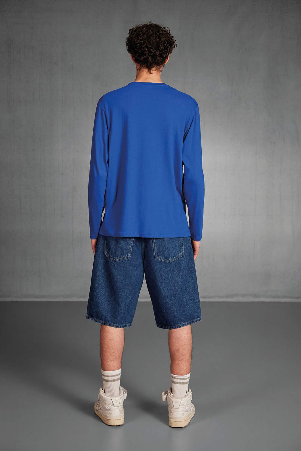B&C #E150 longsleeve gedragen door model, Royal blauw, achterkant