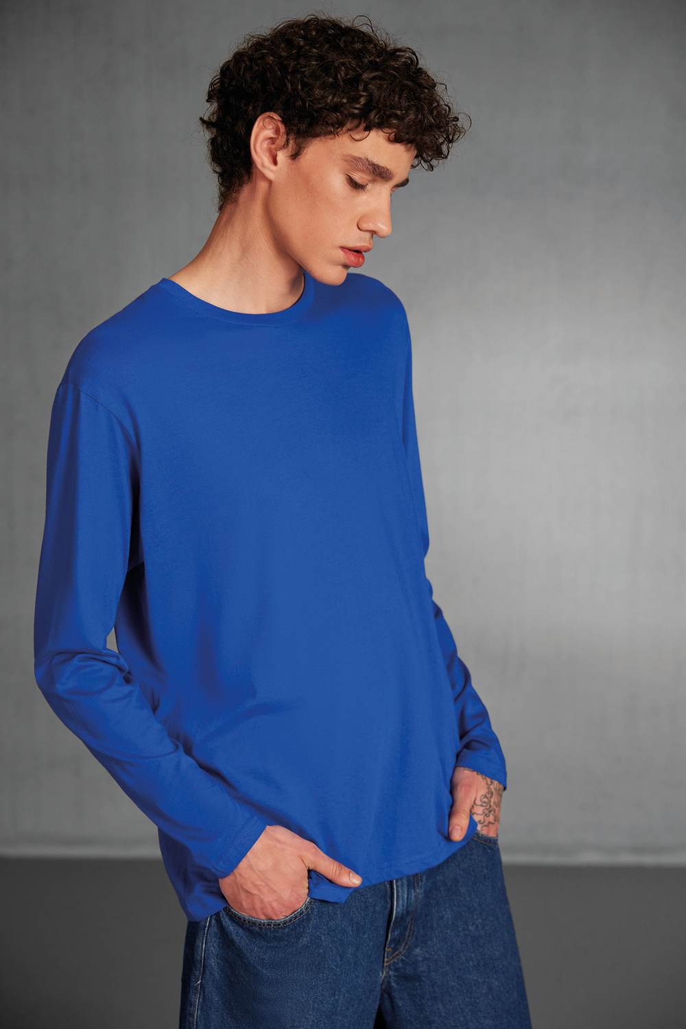 B&C #E150 longsleeve gedragen door model, Royal blauw