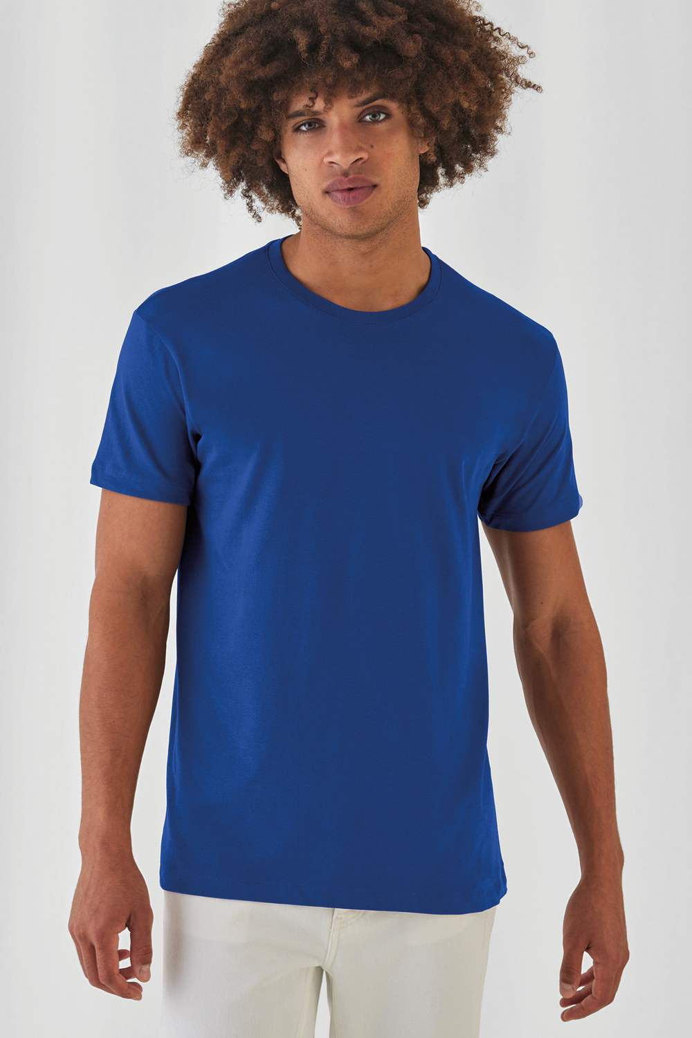 B&C #E150 T-shirt ronde hals gedragen door model, Royal blauw