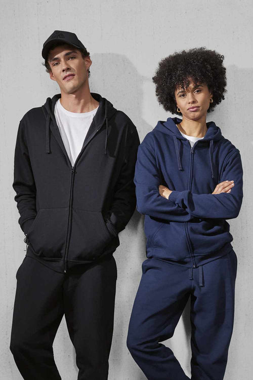 B&C ID.224 hoodie met rits gedragen door model