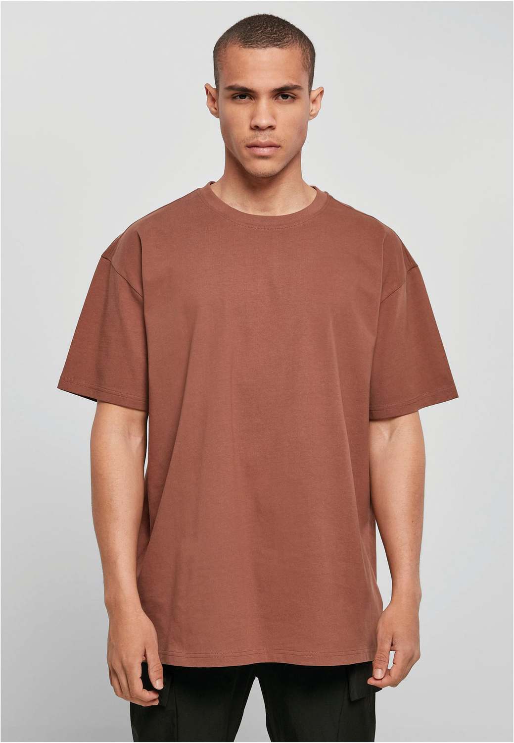 Build Your Brand BY102 oversized T-shirt gedragen door model