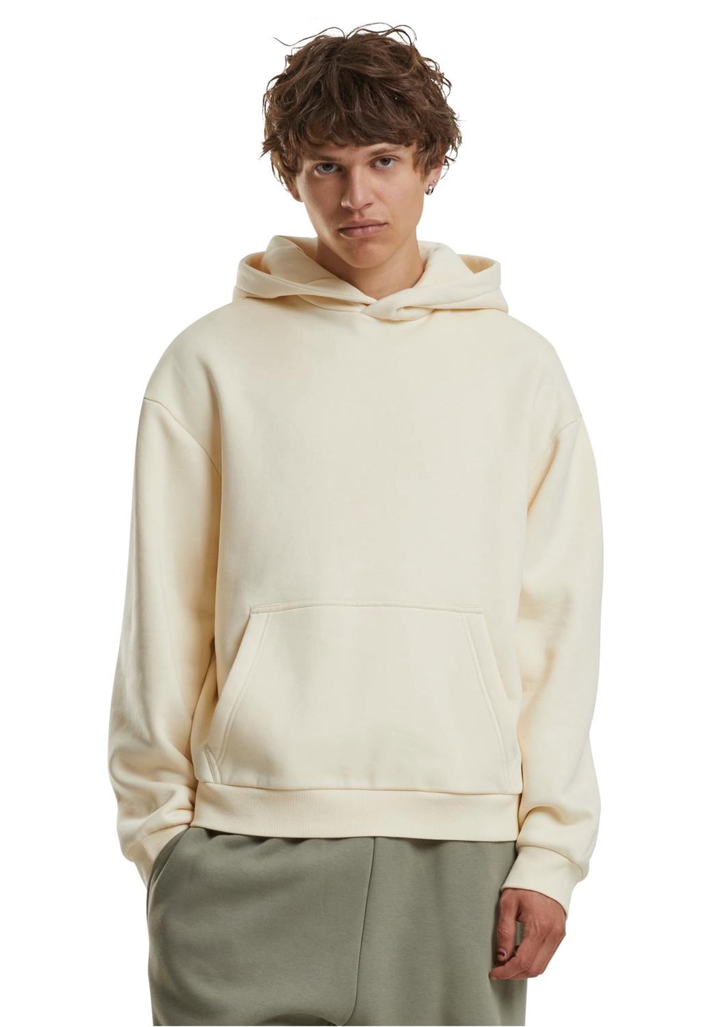 Build Your Brand BY284 hoodie gedragen door model