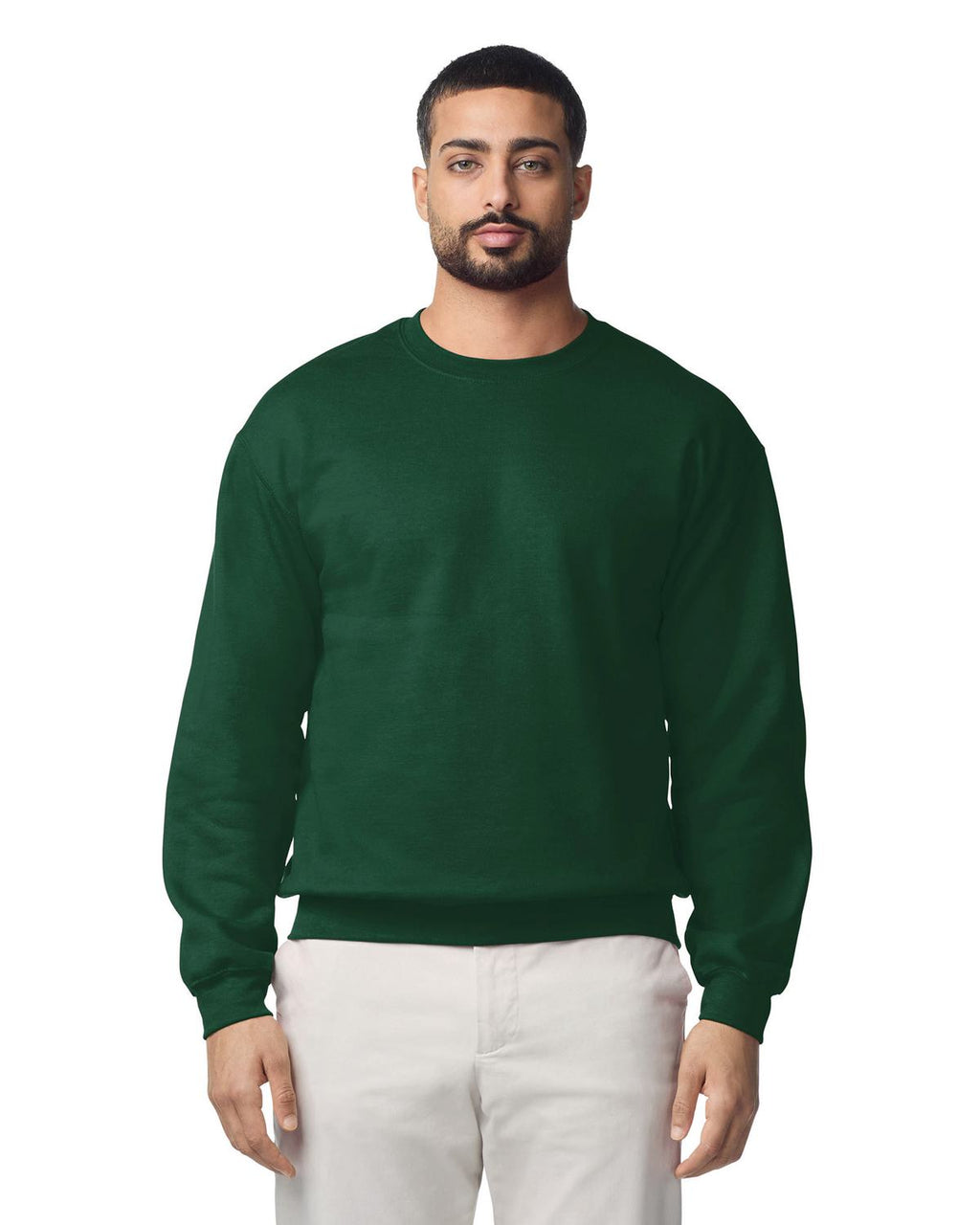 Gildan 18000 sweater ronde hals gedragen door model, Flessengroen
