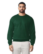 Gildan 18000 sweater ronde hals gedragen door model, Flessengroen