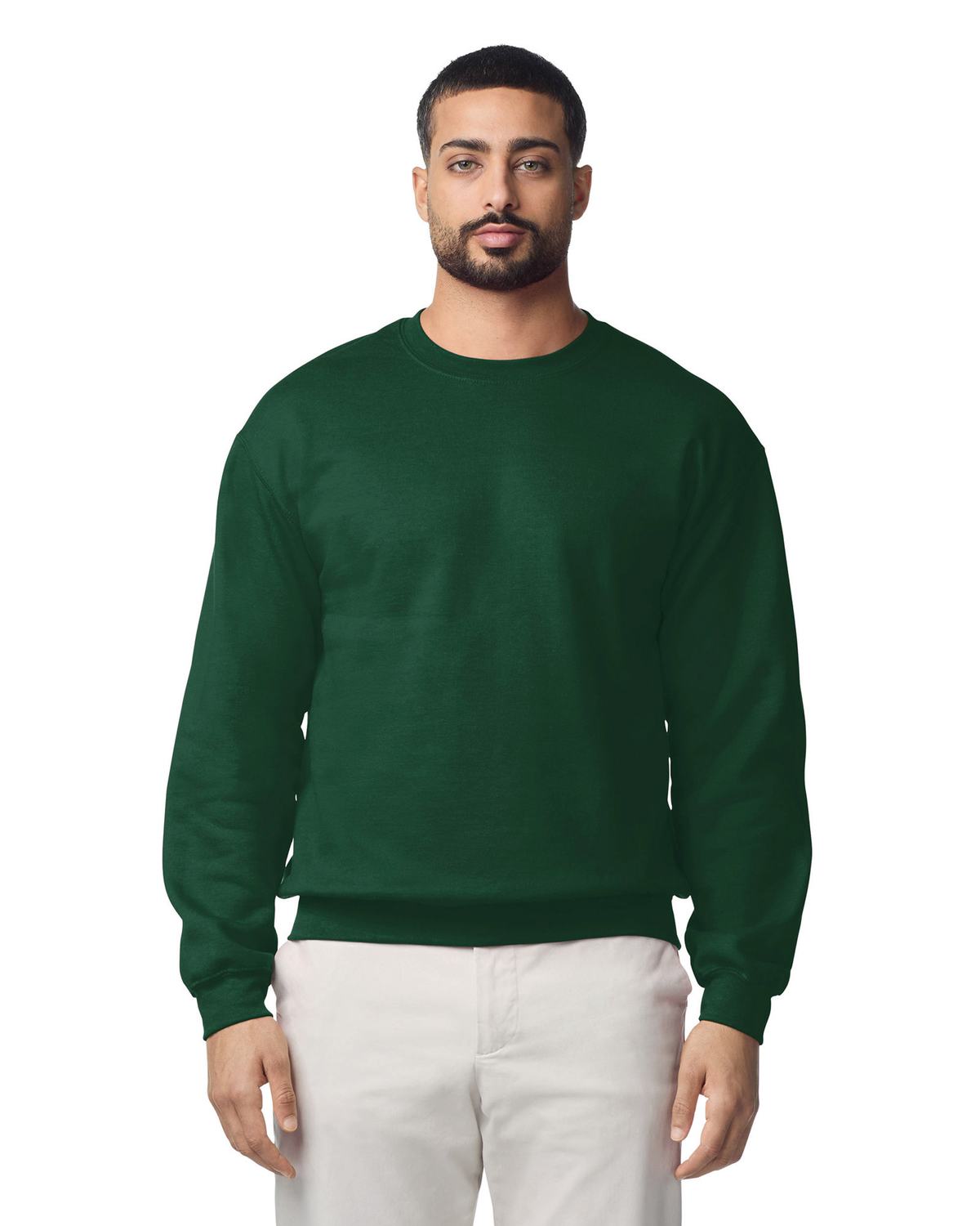 Gildan 18000 sweater ronde hals gedragen door model, Flessengroen