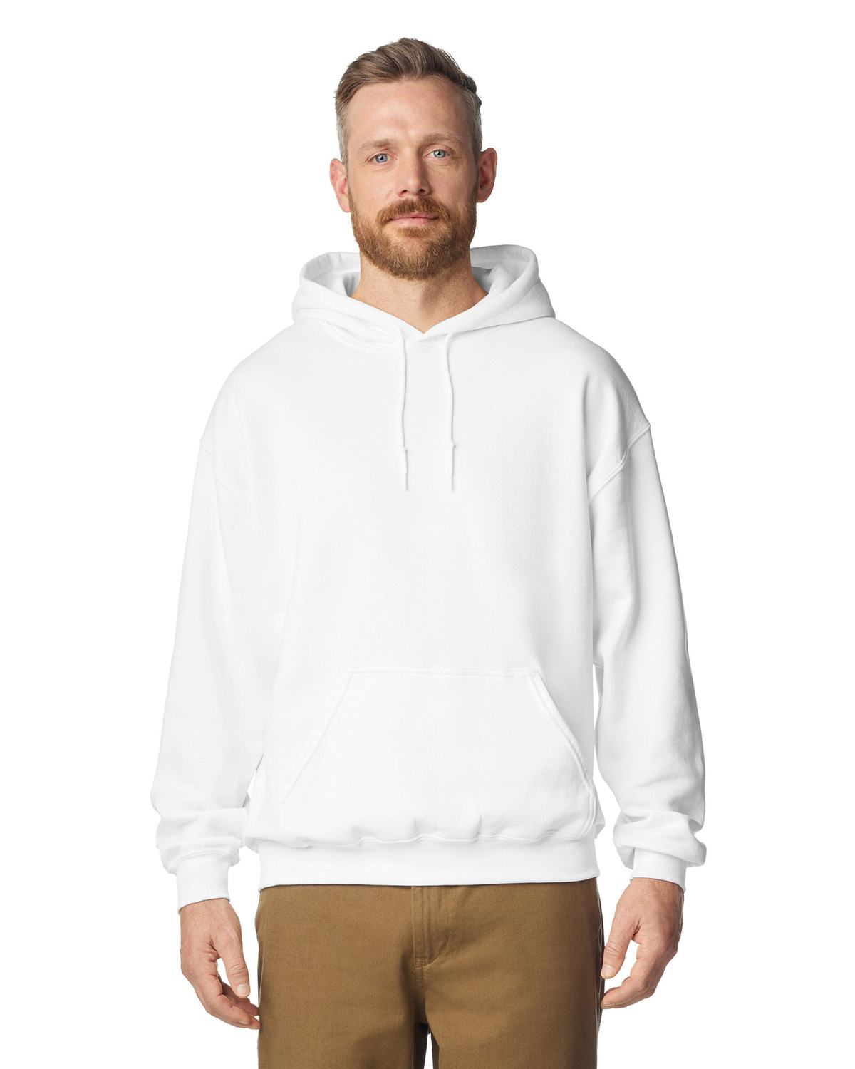 Gildan 18500 hoodie gedragen door model, wit