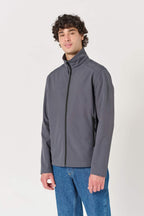 iDeal Basic Brand IB410 softshelljas gedragen door model