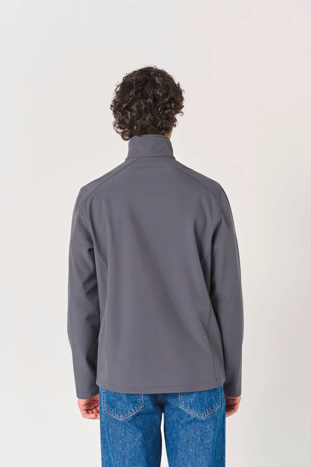iDeal Basic Brand IB410 Softshelljas Zwart gedragen door model (2)
