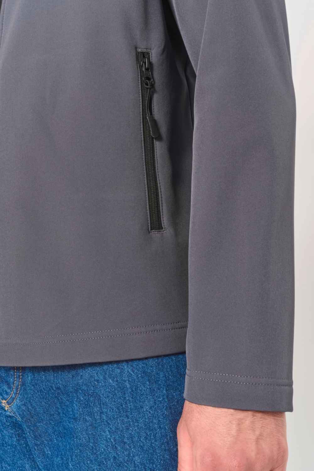 iDeal Basic Brand IB410 Softshelljas Zwart gedragen door model (3)
