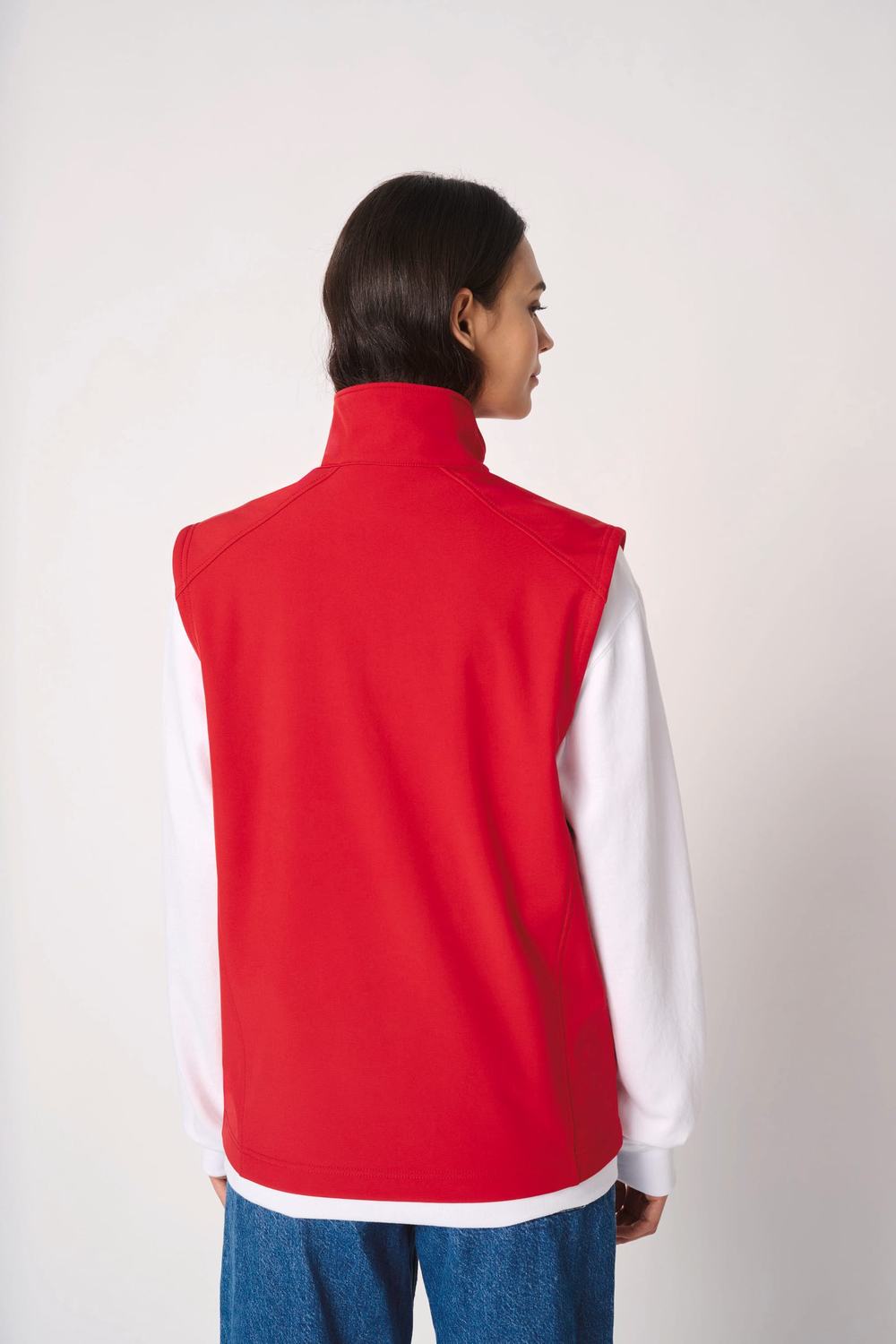 iDeal Basic Brand IB413 softshell bodywarmer gedragen door vrouwelijk model, rood, achterkant. Model is 175 cm en draagt maat S.