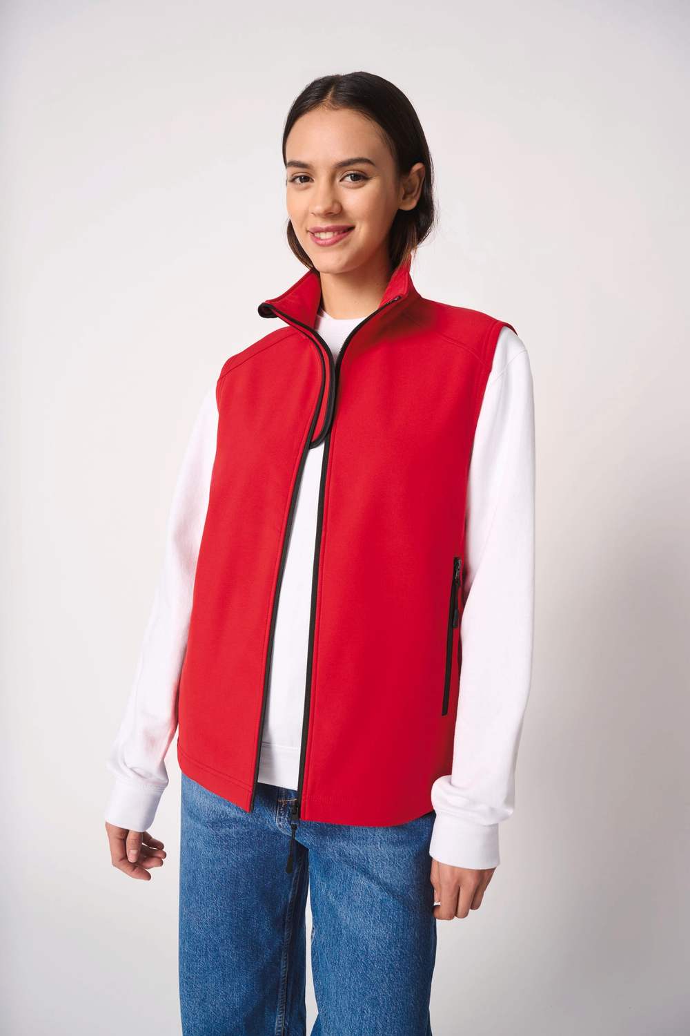 iDeal Basic Brand IB413 softshell bodywarmer gedragen door vrouwelijk model, rood. Model is 175 cm en draagt maat S.