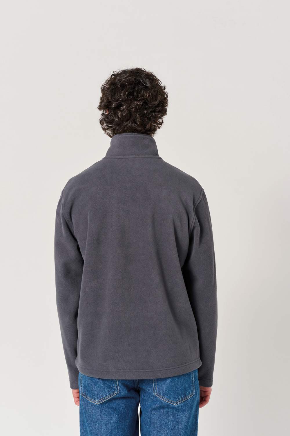 iDeal Basic Brand IB900 fleecevest gedragen door model, grijs, achterkant. Model is 185 cm en draagt maat L.