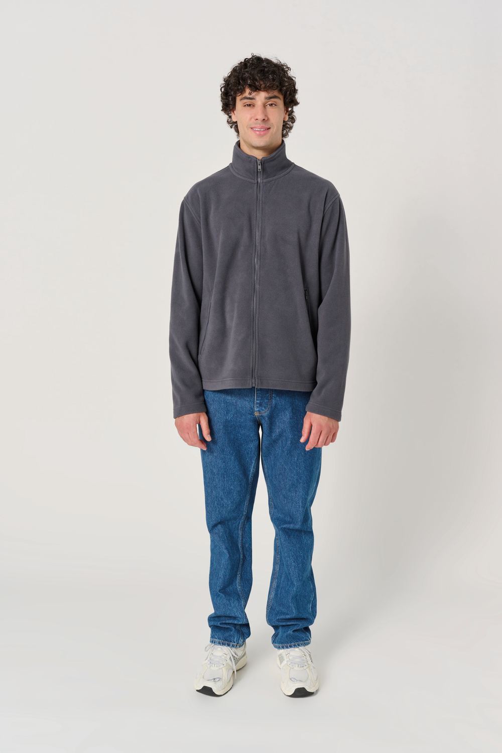 iDeal Basic Brand IB900 fleecevest gedragen door model, grijs. Model is 185 cm en draagt maat L.