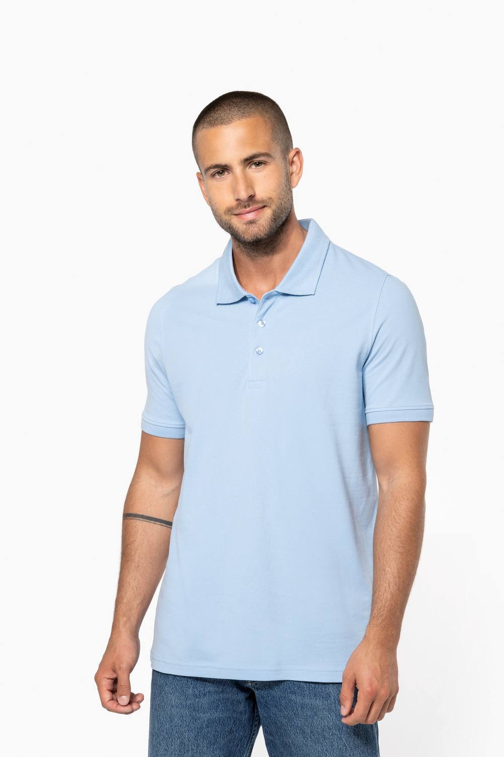 Kariban K254 piquépolo gedragen door model