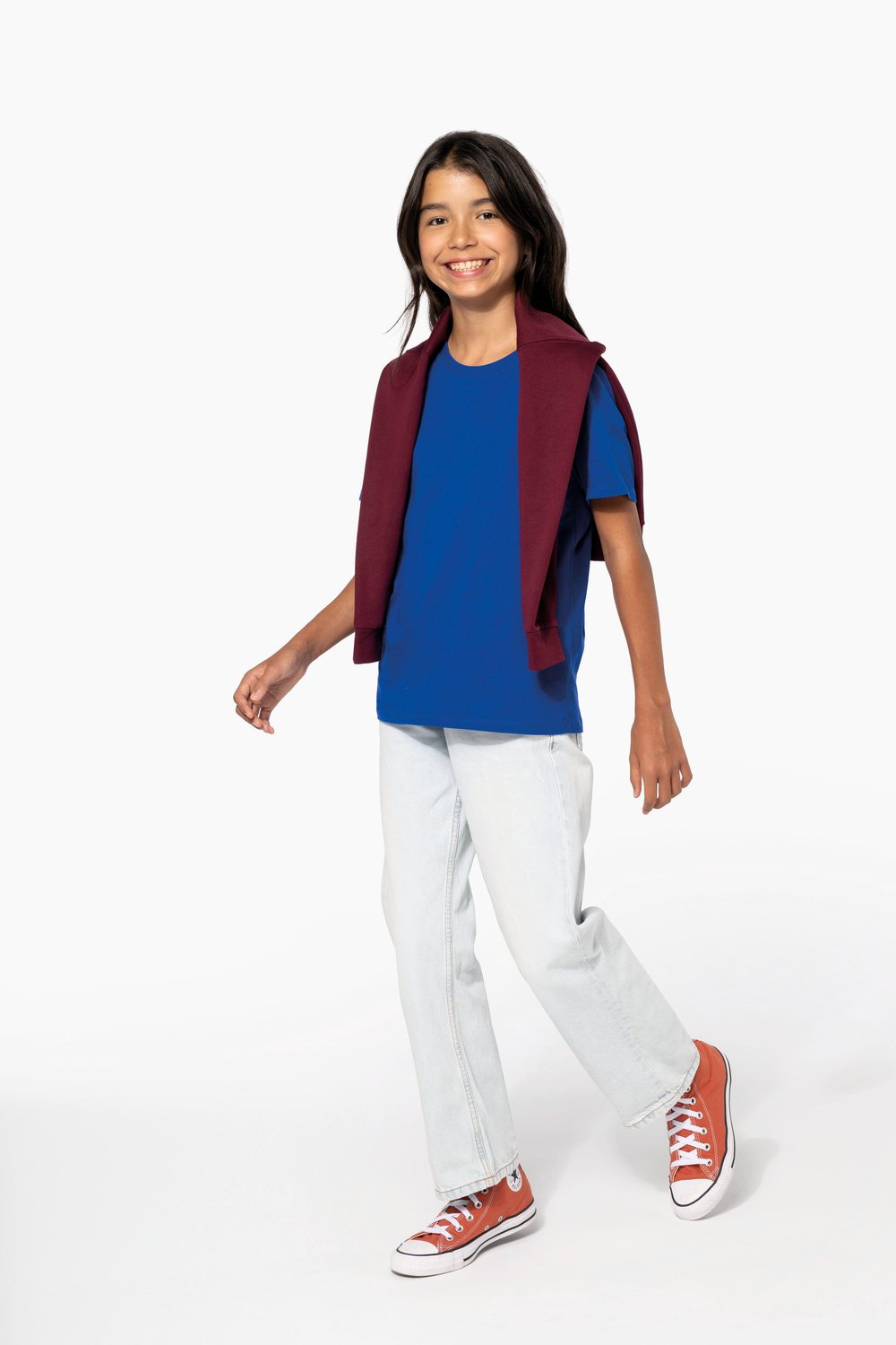 Kariban K3027IC kinder T-shirt bio gedragen door model, Royal blauw, achterkant. Model is 152 cm en draagt maat 10/12.