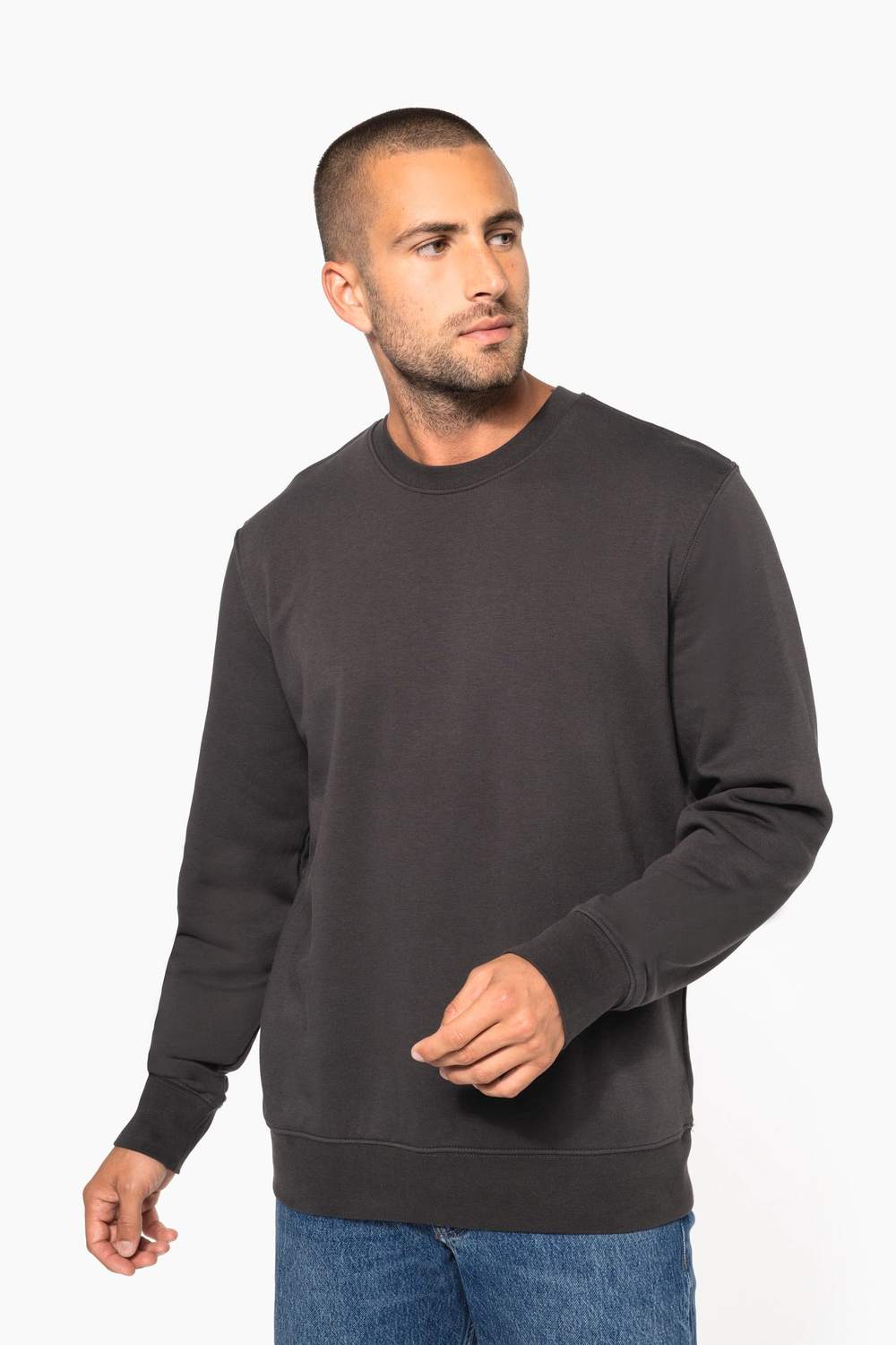 Kariban K4025 Eco Sweater Ronde Hals Zwart gedragen door model (3)