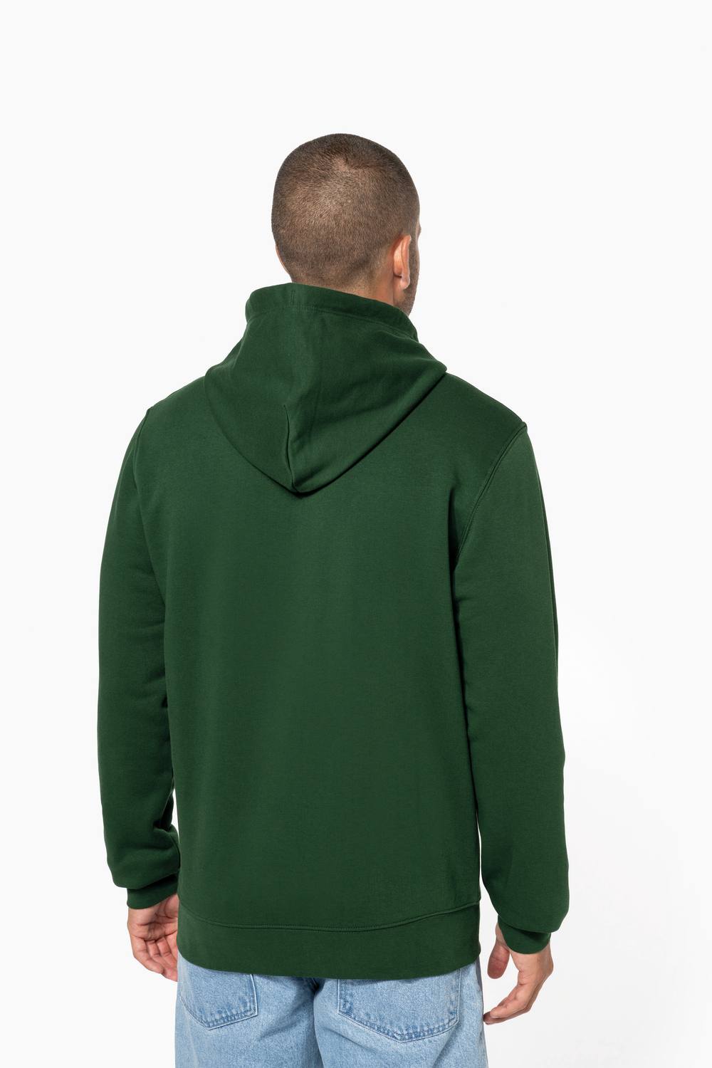 Kariban K4027 eco hoodie gedragen door model, Flessengroen, achterkant. Model is 180 cm en draagt maat L.