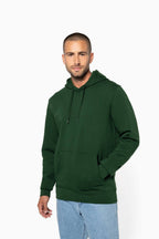 Kariban K4027 eco hoodie gedragen door model, Flessengroen. Model is 180 cm en draagt maat L.