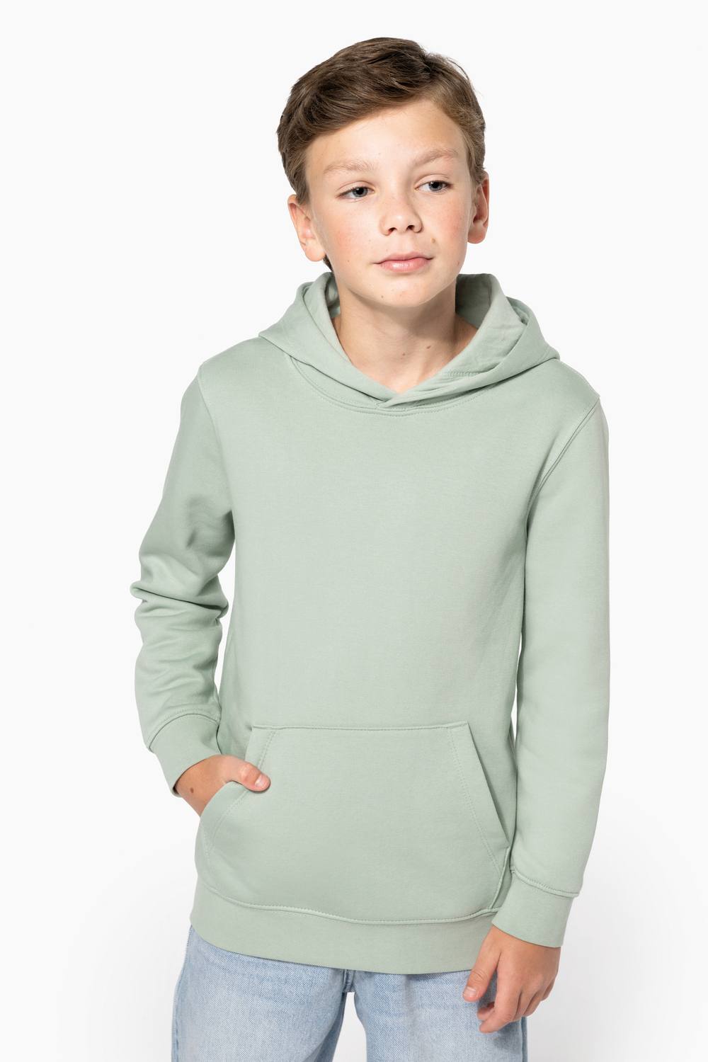 Kariban K4029 kinderhoodie eco gedragen door model