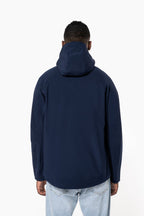 Kariban K413 softshelljas met afneembare capuchon gedragen door model, Navy, achterkant. Model is 189 cm en draagt maat XL.