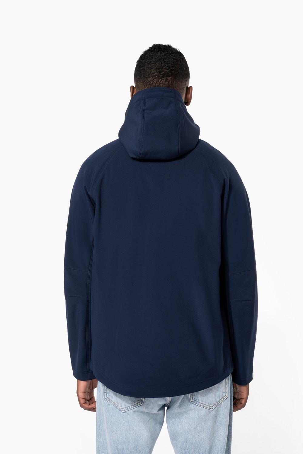 Kariban K413 softshelljas met afneembare capuchon gedragen door model, Navy, achterkant. Model is 189 cm en draagt maat XL.
