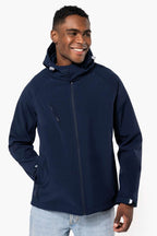Kariban K413 softshelljas met afneembare capuchon gedragen door model, Navy. Model is 189 cm en draagt maat XL.