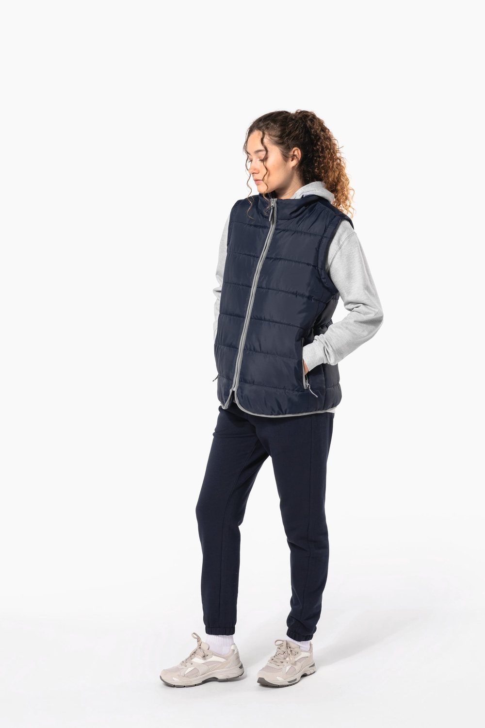 Kariban K6116 Gewatteerde Bodywarmer gedragen door model (2)