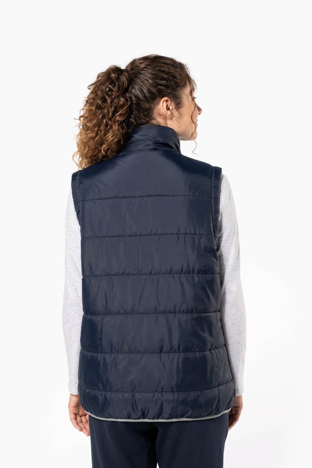 Kariban K6116 gewatteerde bodywarmer gedragen door model, Navy, achterkant. Model is 180 cm en draagt maat M.