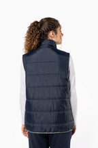 Kariban K6116 gewatteerde bodywarmer gedragen door model, Navy, achterkant. Model is 180 cm en draagt maat M.