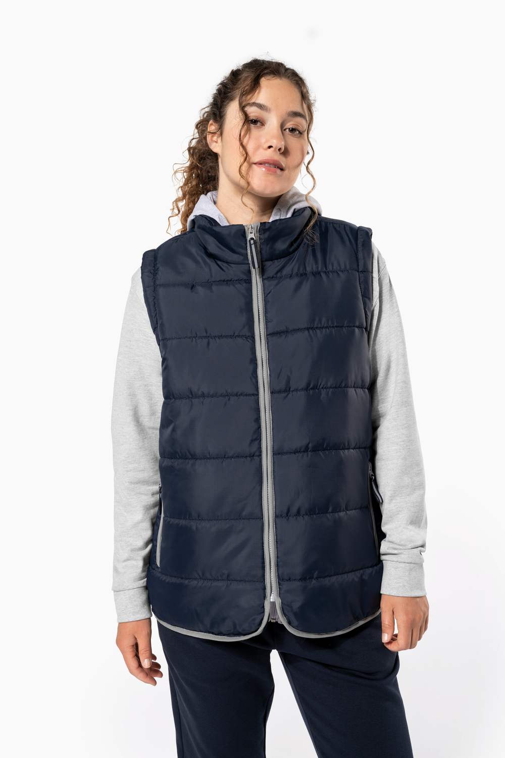 Kariban K6116 gewatteerde bodywarmer gedragen door model, Navy. Model is 180 cm en draagt maat M.