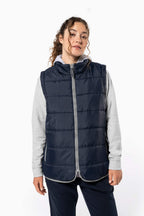 Kariban K6116 gewatteerde bodywarmer gedragen door model, Navy. Model is 180 cm en draagt maat M.
