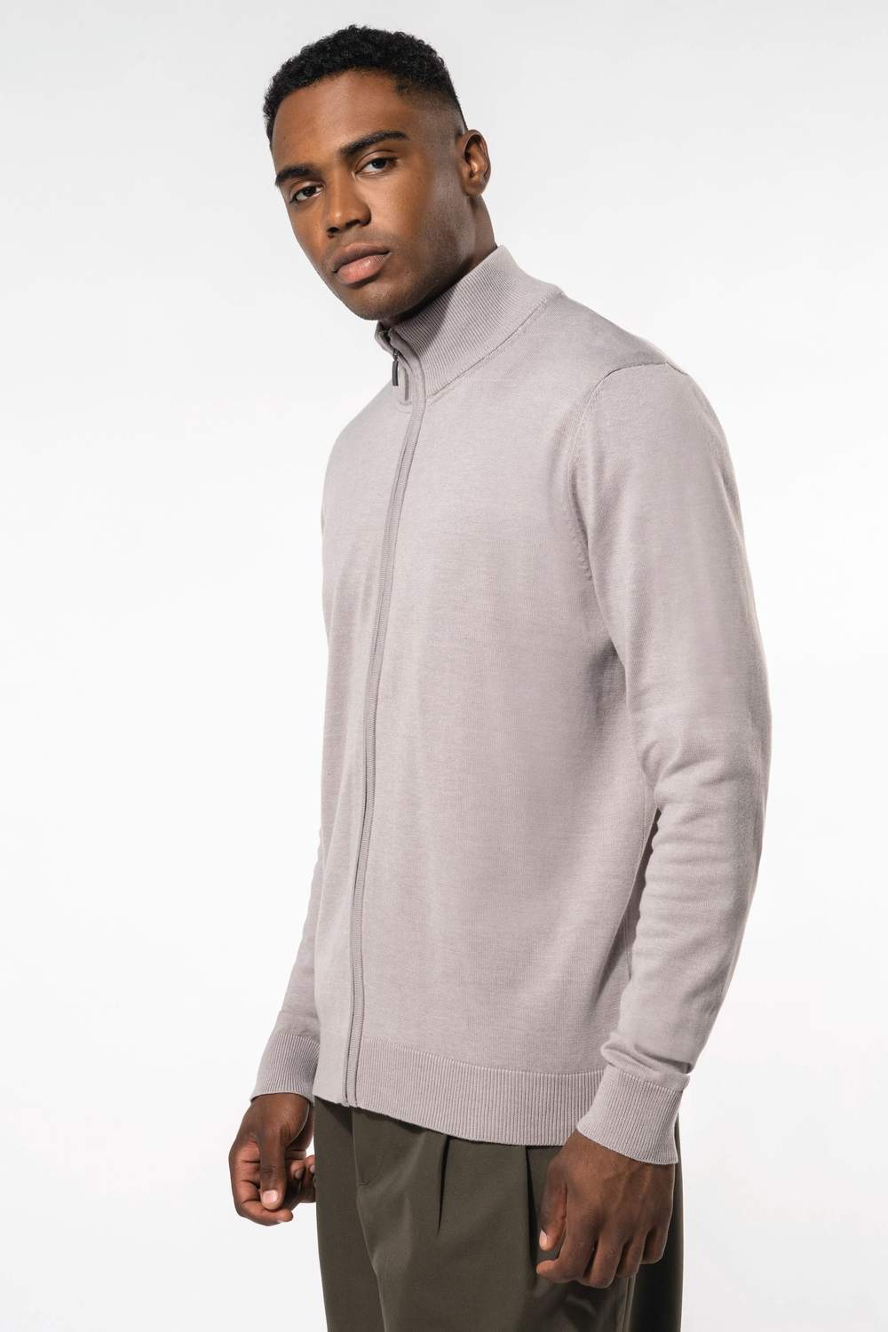 Kariban K961 Heren Cardigan Met Rits gedragen door model, grijs gemêleerd – zijaanzicht