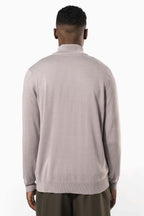 Kariban K961 Heren Cardigan Met Rits gedragen door model – achterkant