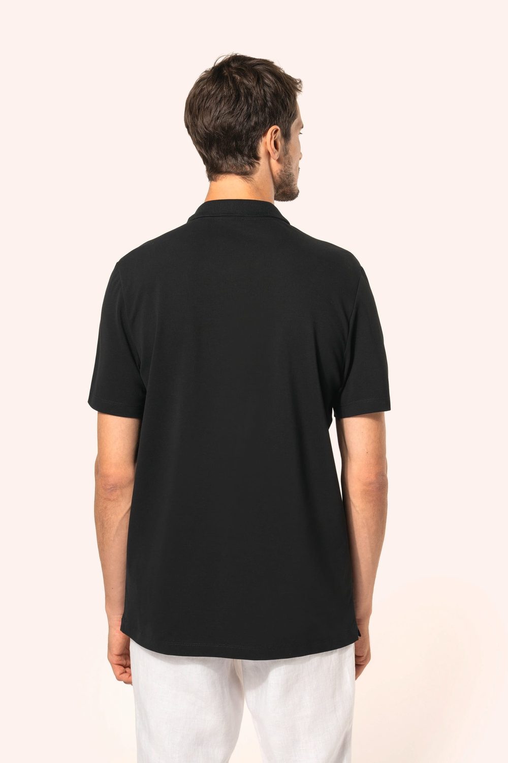 Kariban Premium PK200 Supima® Herenpolo Korte Mouwen gedragen door model (3)