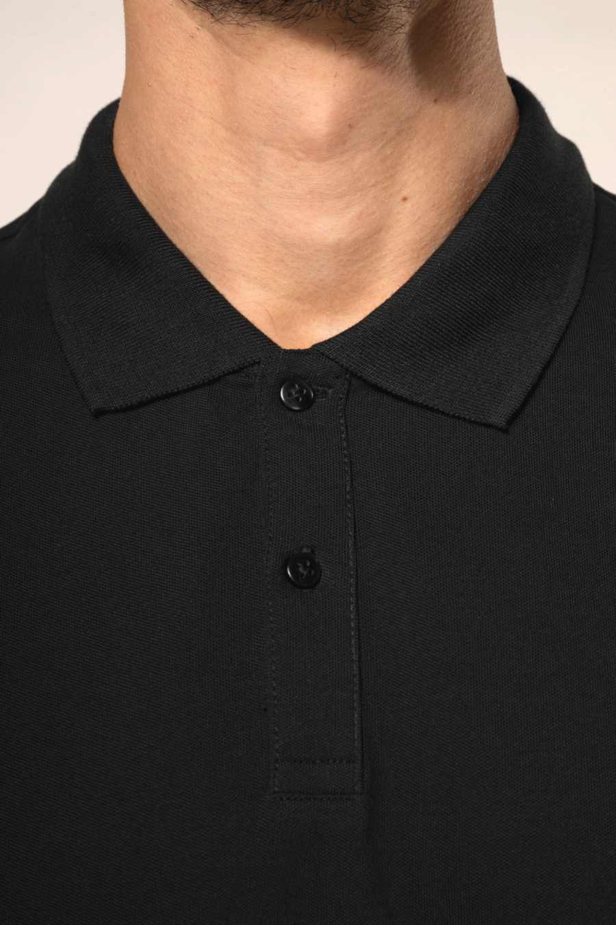 Kariban Premium PK200 Supima® Herenpolo Korte Mouwen gedragen door model (6)