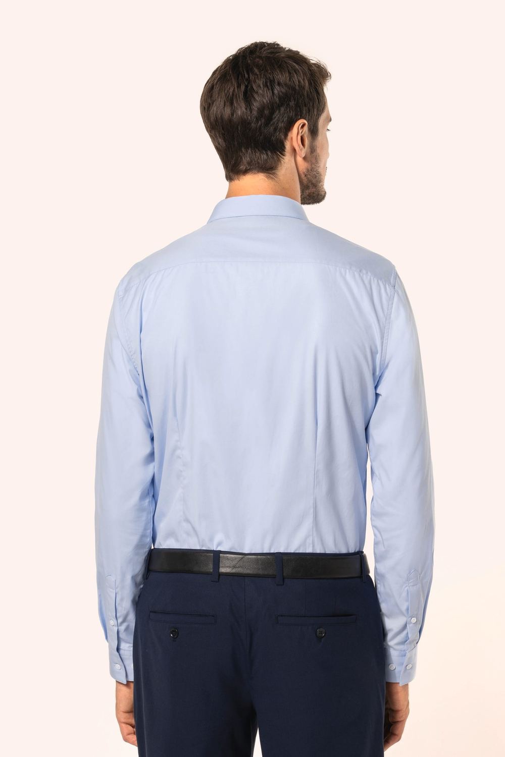 Kariban Premium PK504 Popeline Herenoverhemd Lange Mouwen gedragen door model (3)