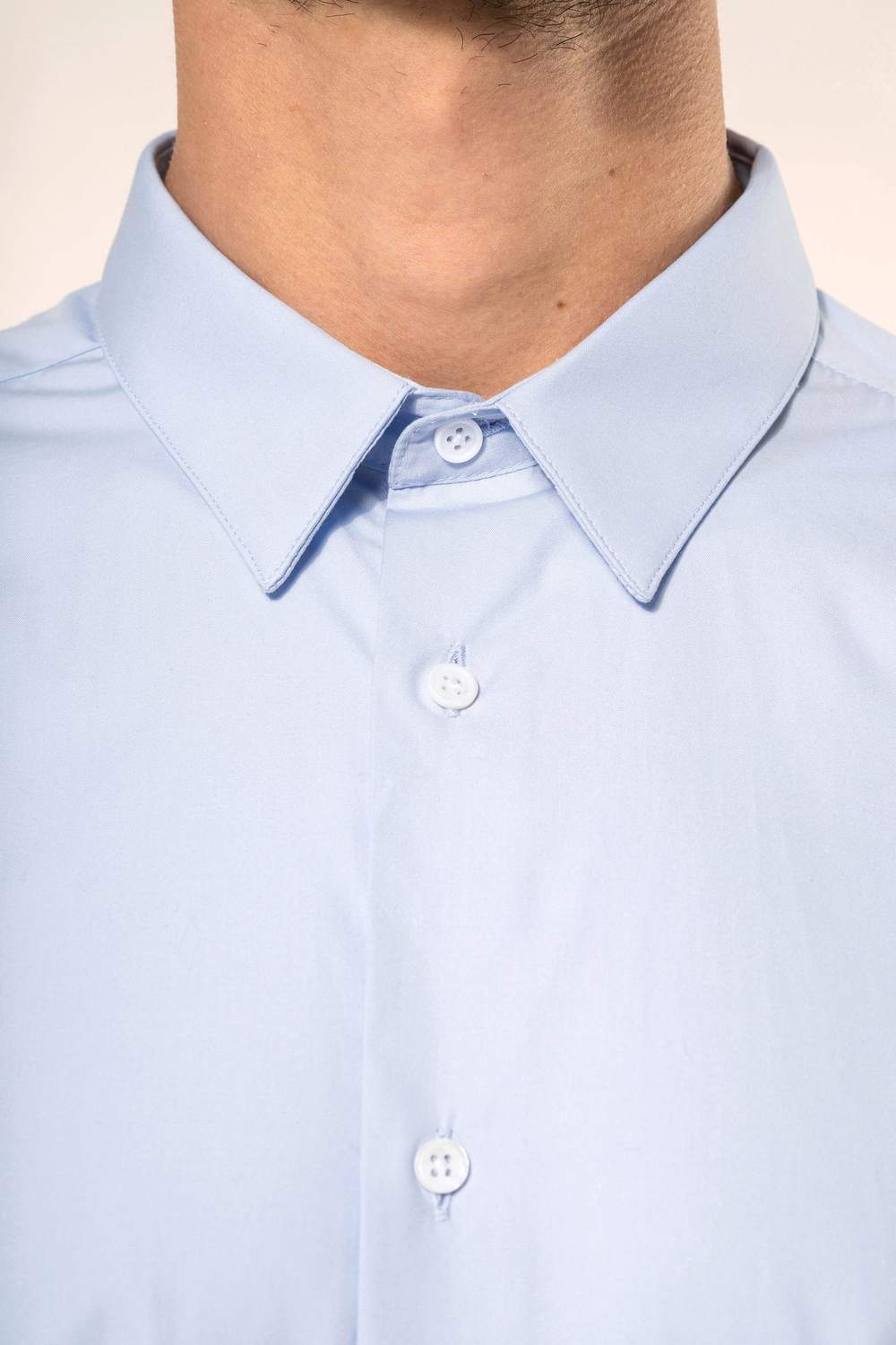 Kariban Premium PK504 Popeline Herenoverhemd Lange Mouwen gedragen door model (5)