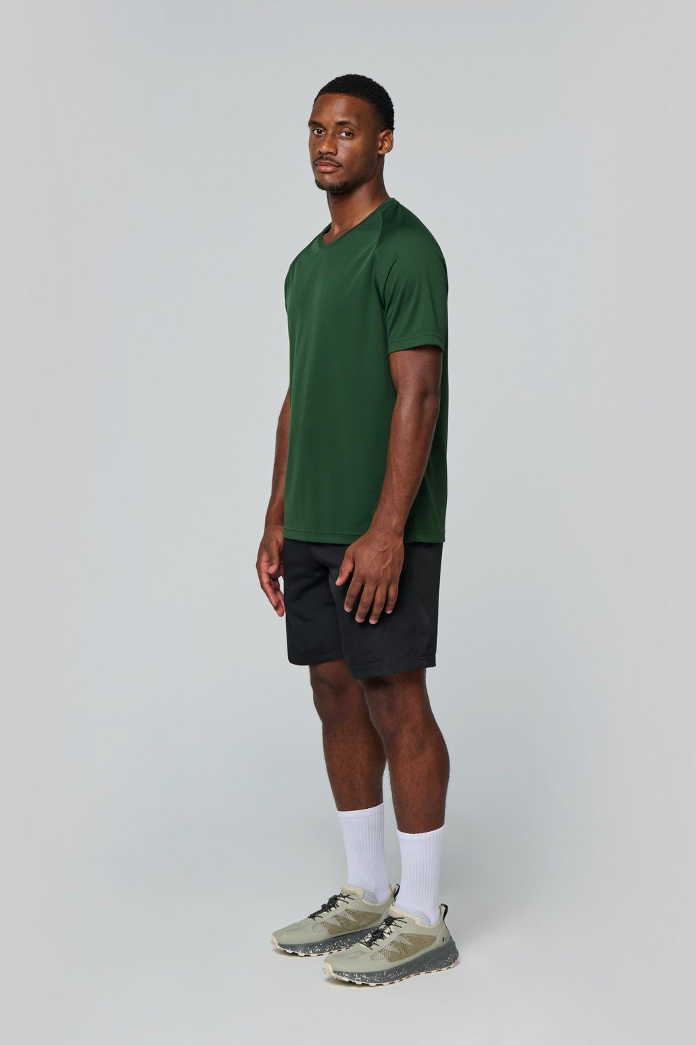 Proact PA438 sportshirt gedragen door model, Flessengroen, achterkant. Model is 184 cm en draagt maat M.