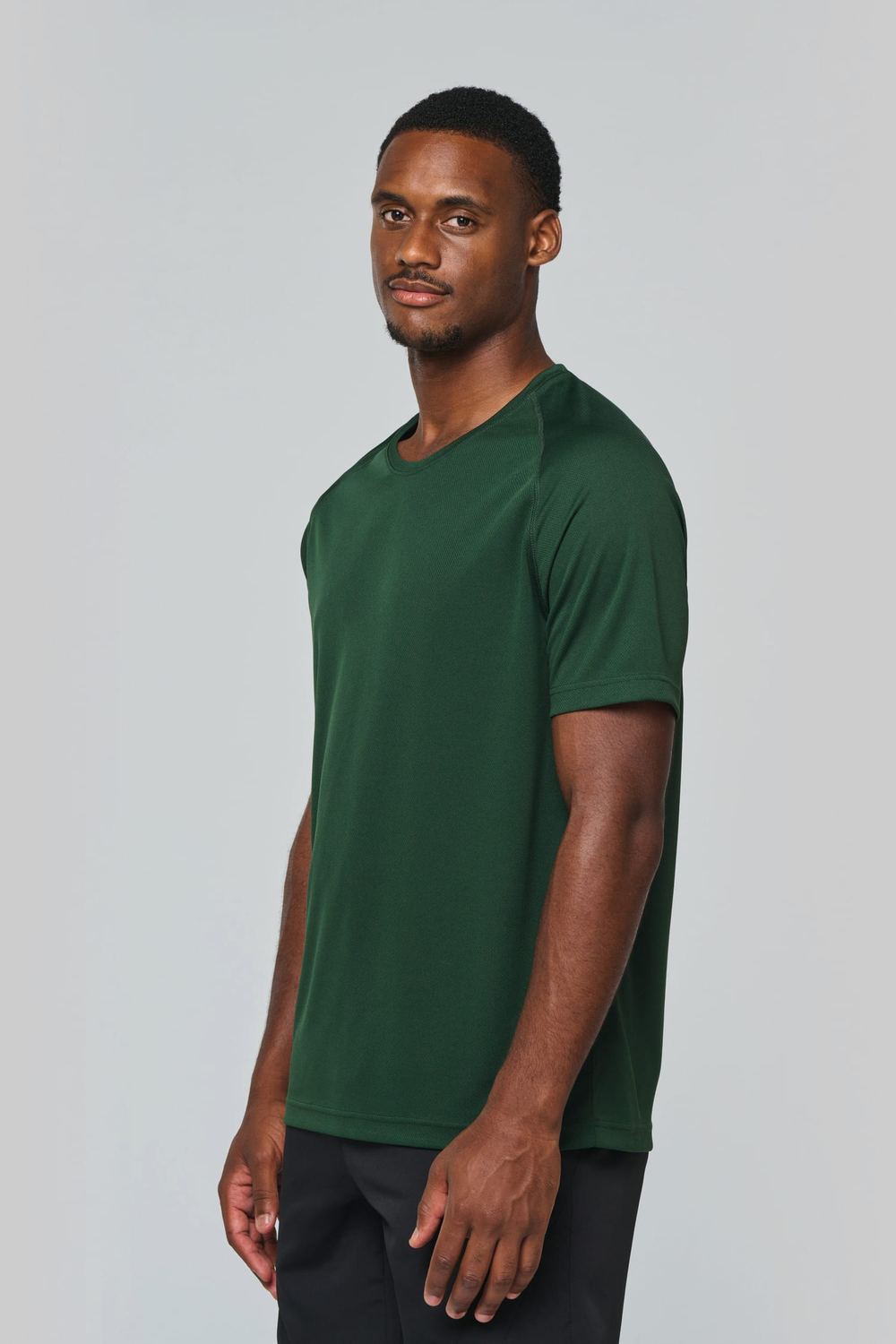 Proact PA438 sportshirt gedragen door model, Flessengroen. Model is 184 cm en draagt maat M.