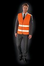 Result R200X fluo veiligheidshesje gedragen door model, oranje