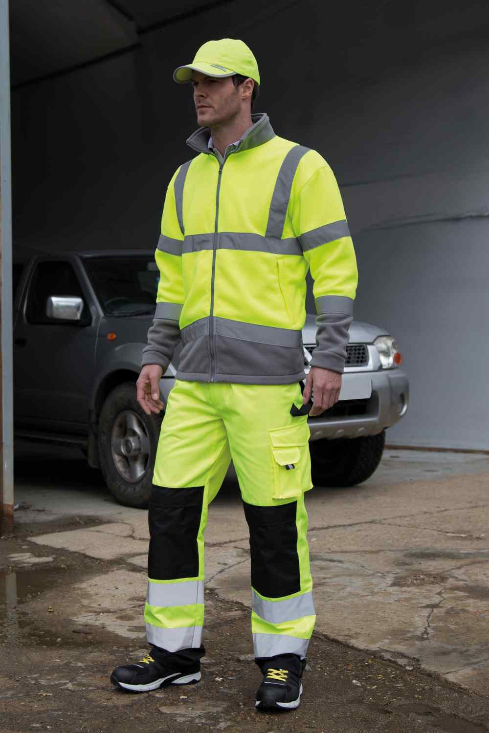 Result R327X cargo veiligheidsbroek gedragen door model, geel