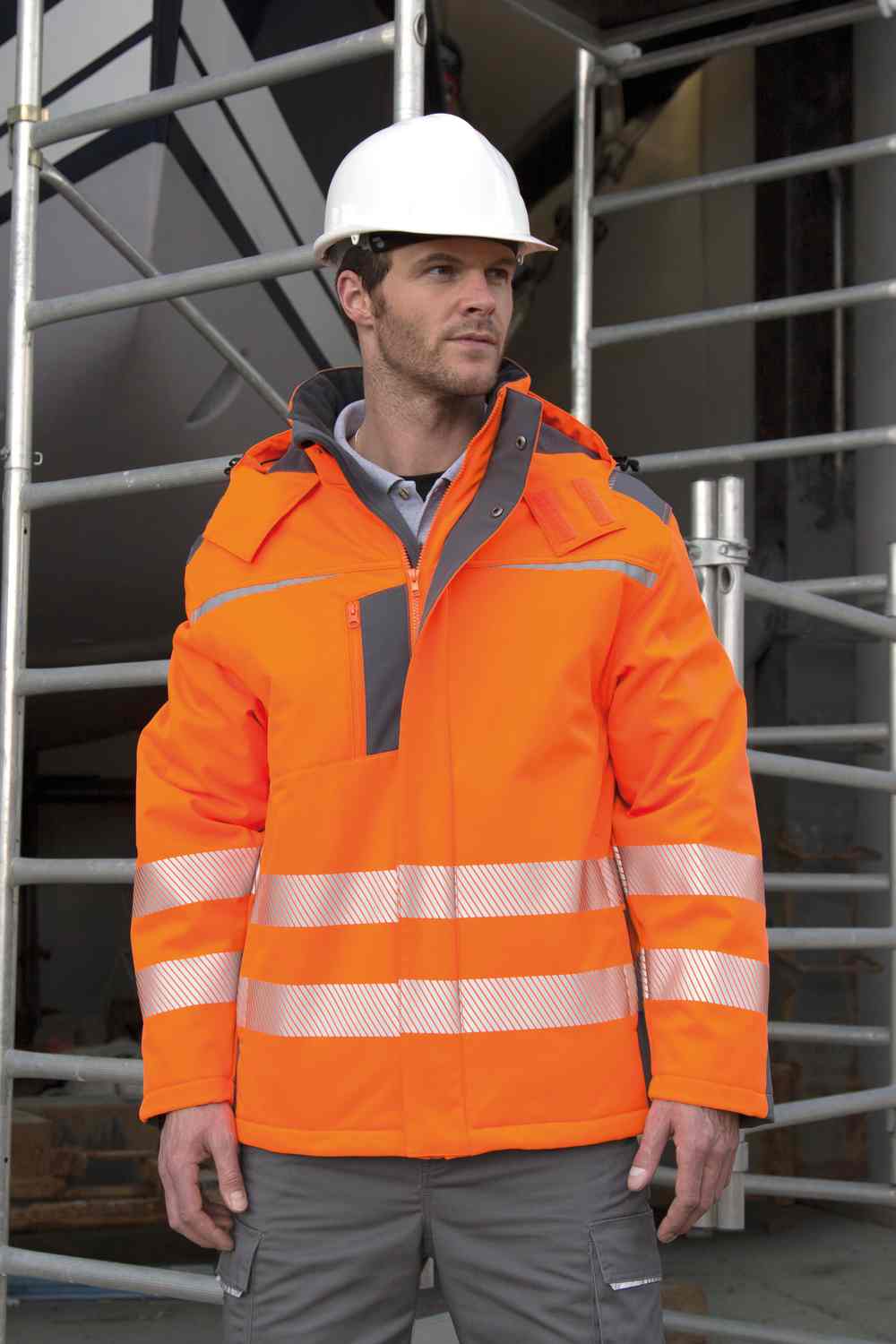 Result R331X softshell werkjas met reflectie gedragen door model, oranje