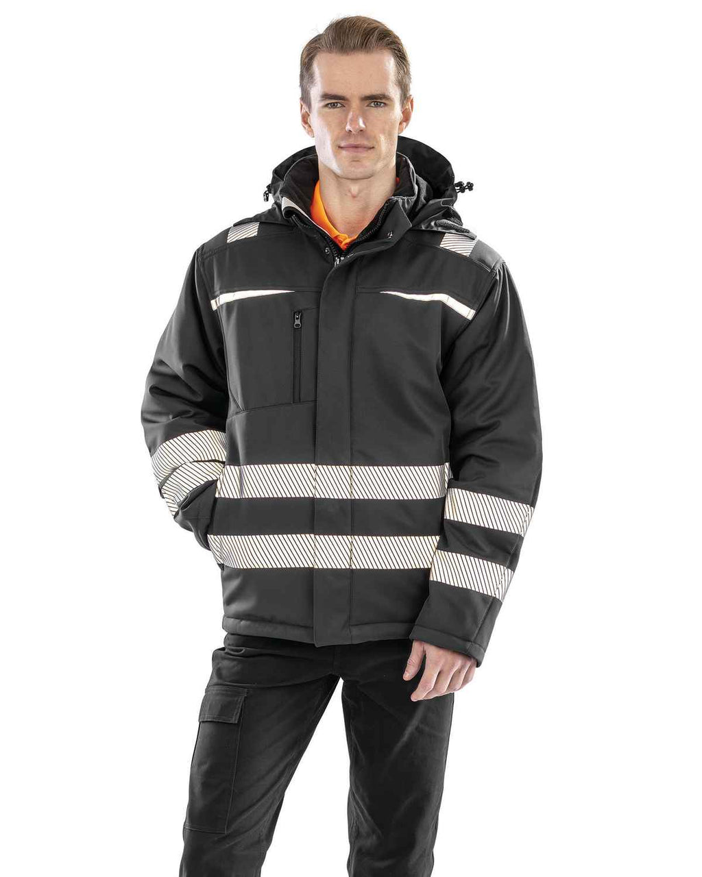 Result R331X softshell werkjas met reflectie gedragen door model, zwart