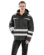 Result R331X softshell werkjas met reflectie gedragen door model, zwart