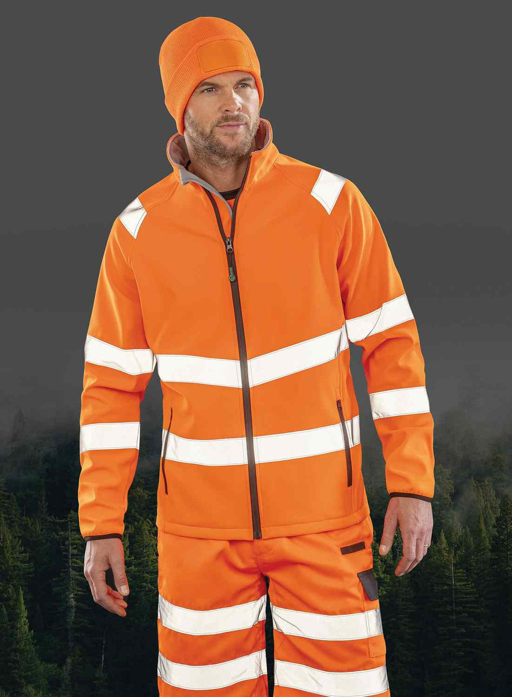 Result R505X hi-vis softshelljas gedragen door model, oranje