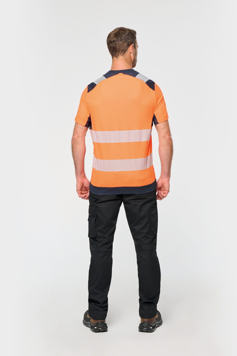 WK. Designed To Work WK360 hi-vis T-shirt gedragen door model, oranje, achterkant. Model is 186 cm en draagt maat L.