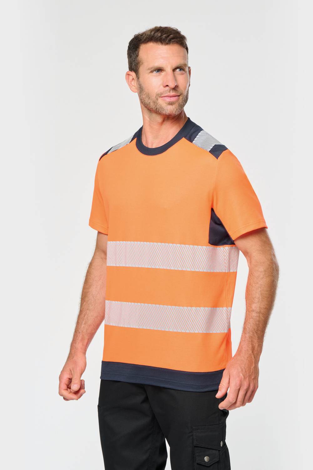 WK. Designed To Work WK360 hi-vis T-shirt gedragen door model, oranje. Model is 186 cm en draagt maat L.