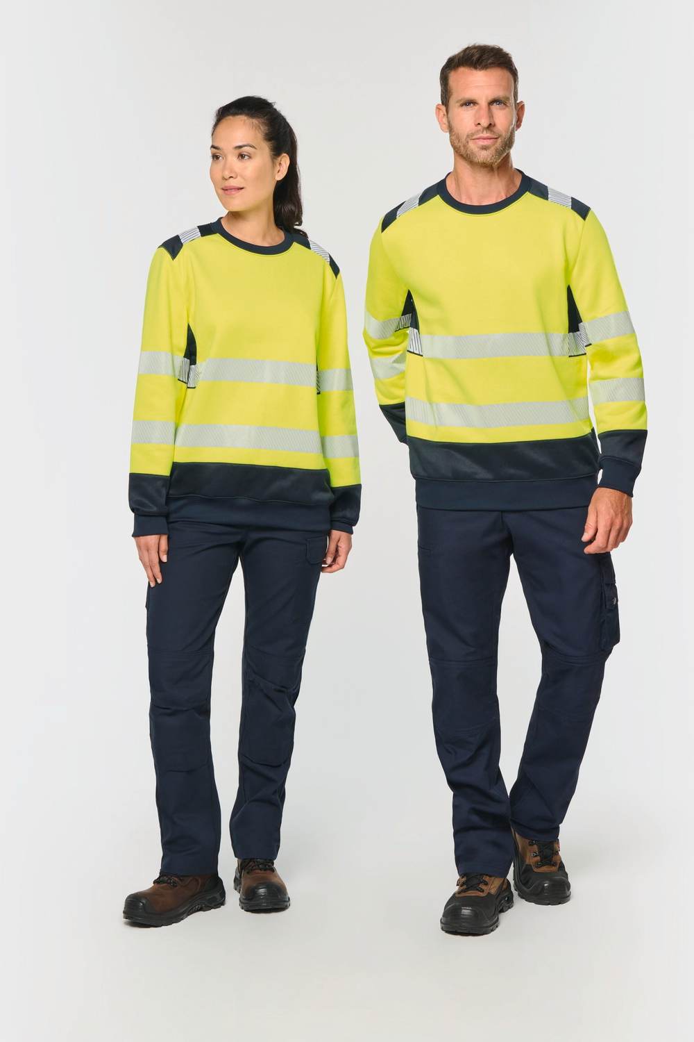 WK. Designed To Work WK420 Hi-Vis Sweater gedragen door model (2)